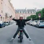une personne sur un 2 roues en ville