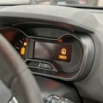 Tableau de bord d'une Citroën C3 avec voyant airbag et ceinture allumés sur le combiné d'instruments