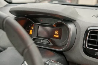 Tableau de bord d'une Citroën C3 avec voyant airbag et ceinture allumés sur le combiné d'instruments