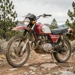 Honda XL 500 garée sur un sentier de montagne rocailleux avec traces de boue, idéale pour le trail tout-terrain