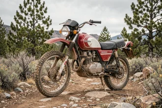 Honda XL 500 garée sur un sentier de montagne rocailleux avec traces de boue, idéale pour le trail tout-terrain