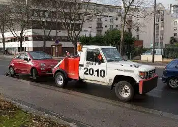 Remorqueuse emmenant une voiture à la fourrière.