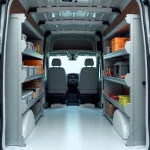 Intérieur de fourgon Renault Master aménagé avec étagères aluminium légères et rangements modulaires dans la zone de chargement
