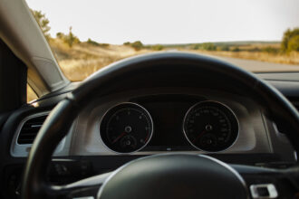 Passer au volant sport automobile : ce que tout passionné doit savoir avant de se lancer