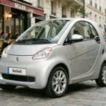 Voiture sans permis Bellier B8 garée dans une rue urbaine française, vue de trois quarts avant