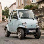 Petite voiture sans permis d'occasion bleue garée dans une rue résidentielle française